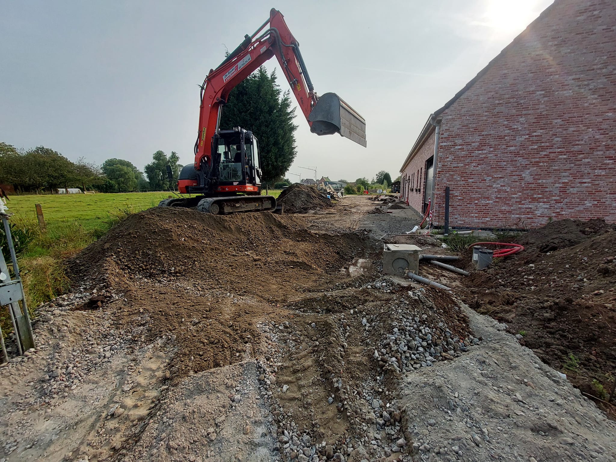 kraan-naast-woning-grondwerken-aanleg-terras-riolering